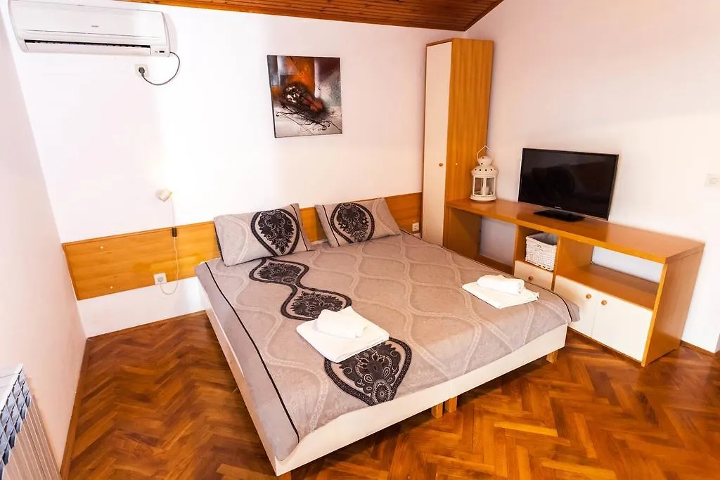 Apartments & Room Diana Pakoštane 0*,  Κροατία
